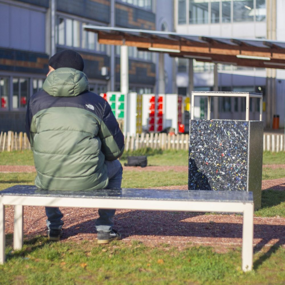 Banc de passage et poubelle - college MLK Buc (Yvelines)